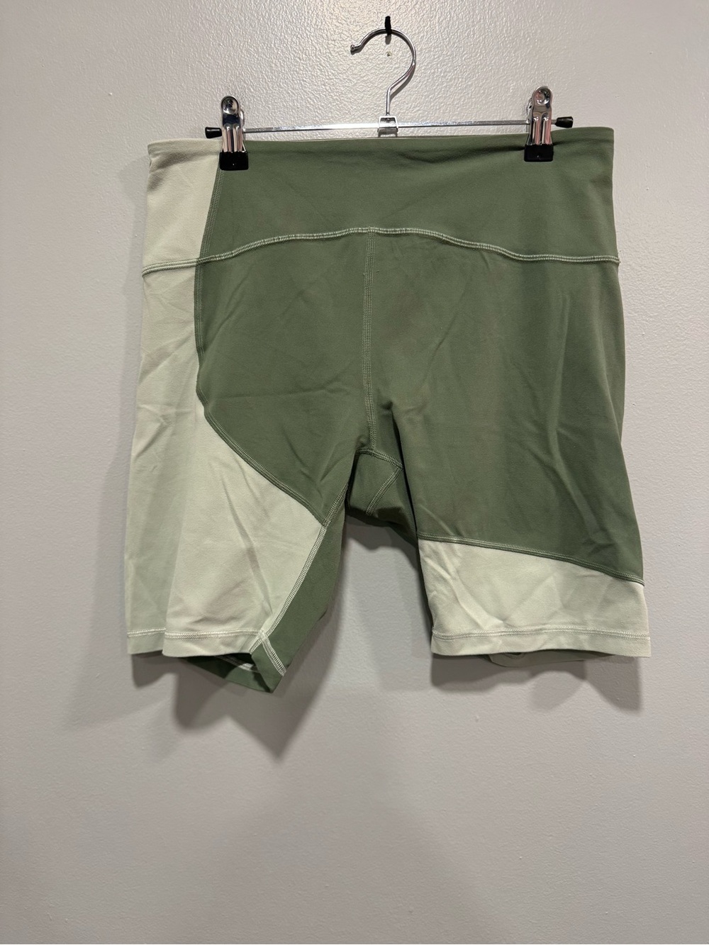 Lululemon Nulu Colour Block High-Rise Short 8" in Green Twill/Green Fern Size 10